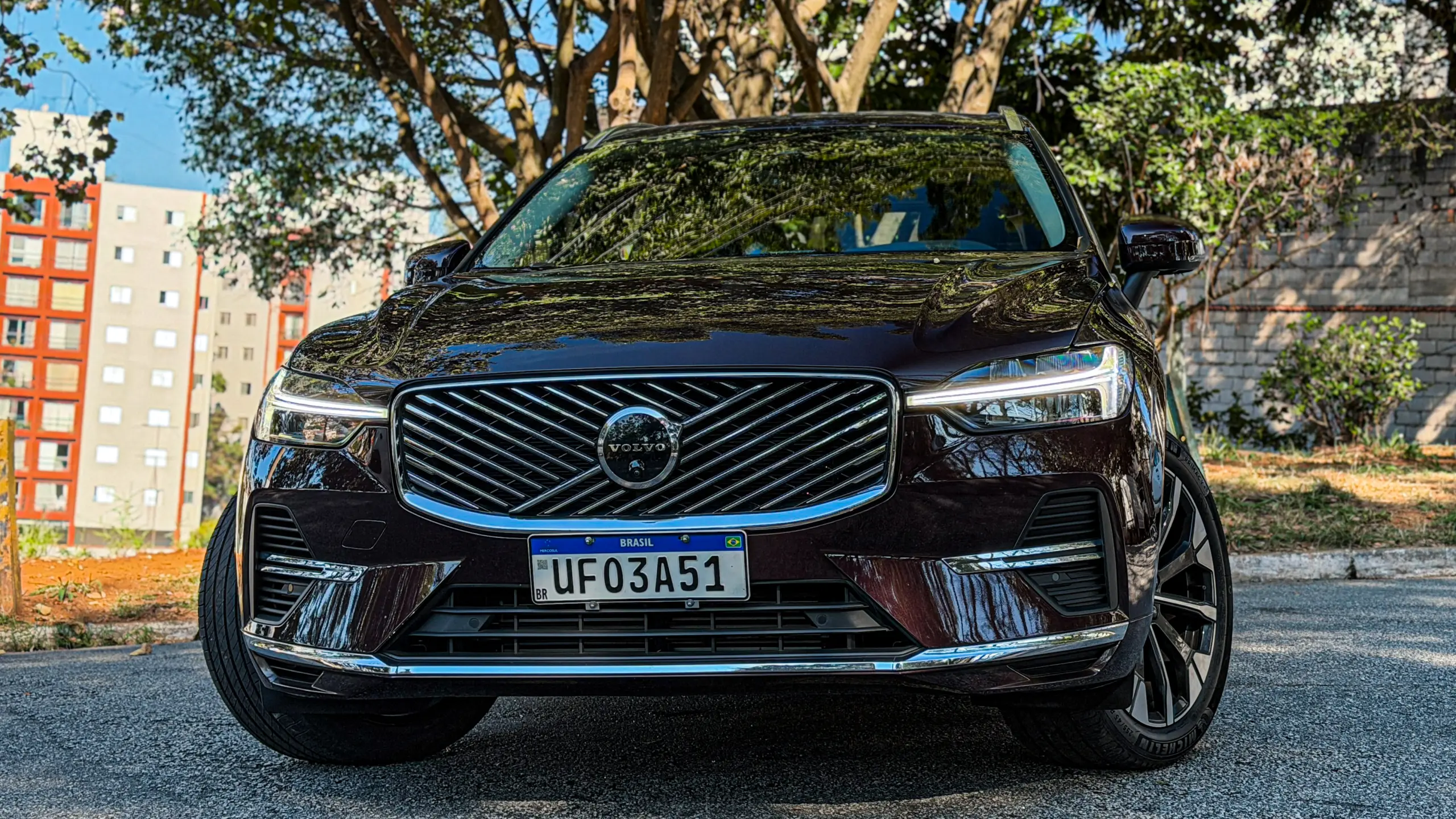 Volvo XC60 Ultra na cor Mulberry Red estático no asflato para teste e avaliação