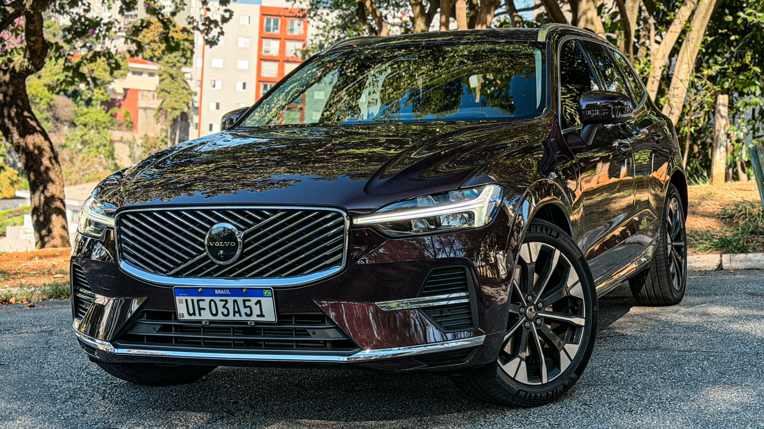 Volvo XC60 Ultra na cor Mulberry Red estático no asflato para teste e avaliação