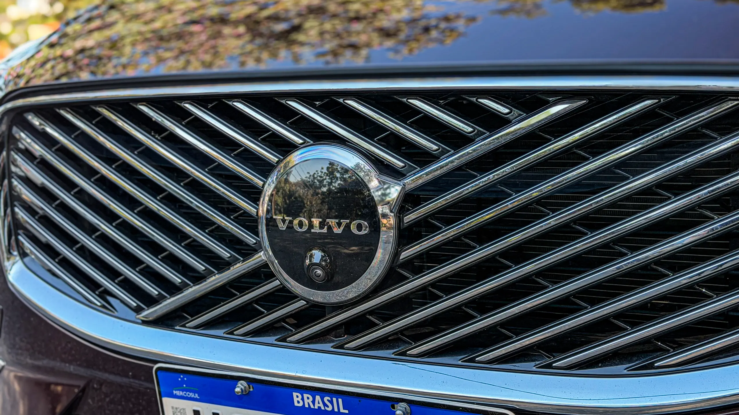 Volvo XC60 Ultra na cor Mulberry Red estático no asflato para teste e avaliação