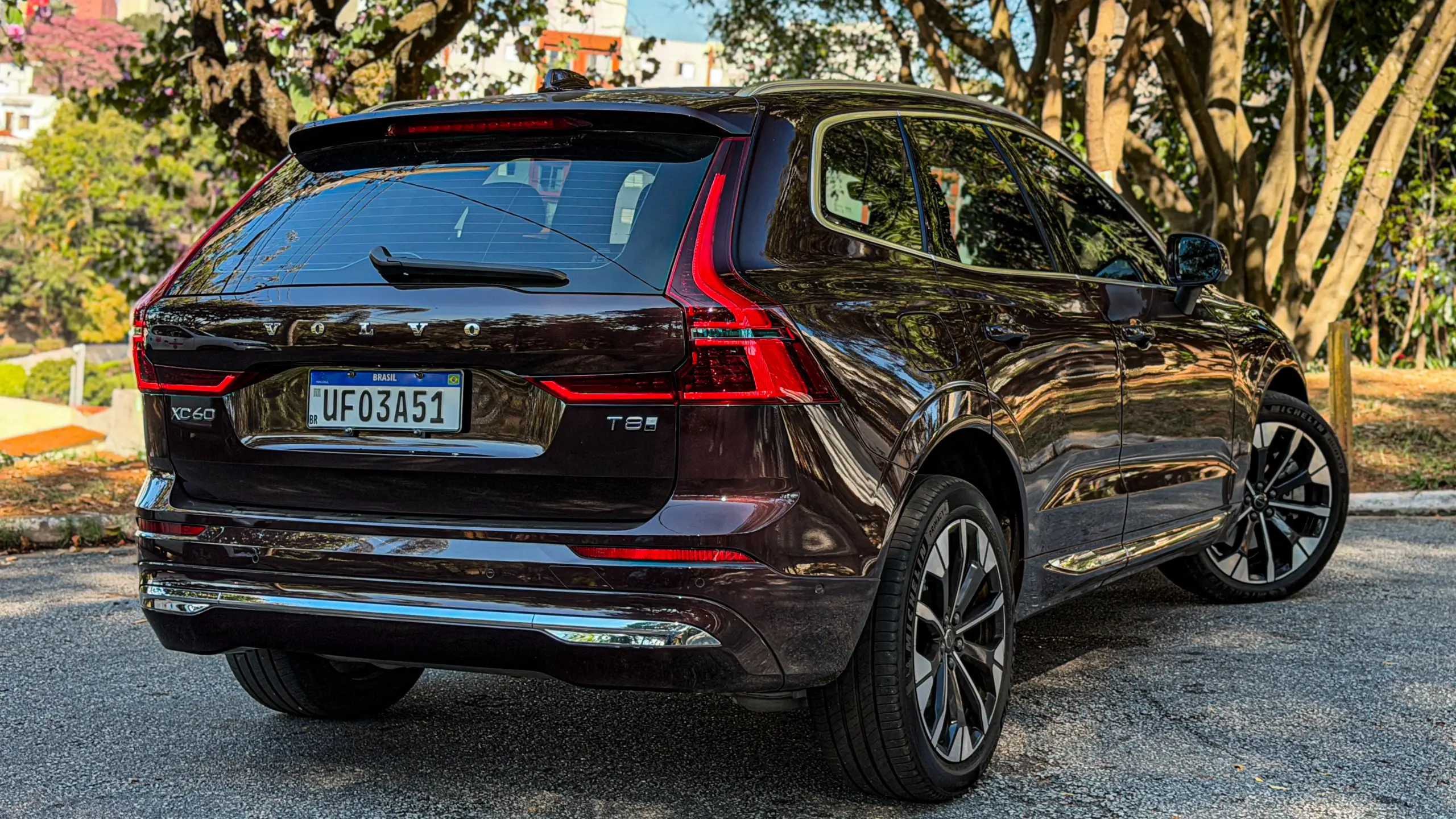 Volvo XC60 Ultra na cor Mulberry Red estático no asflato para teste e avaliação