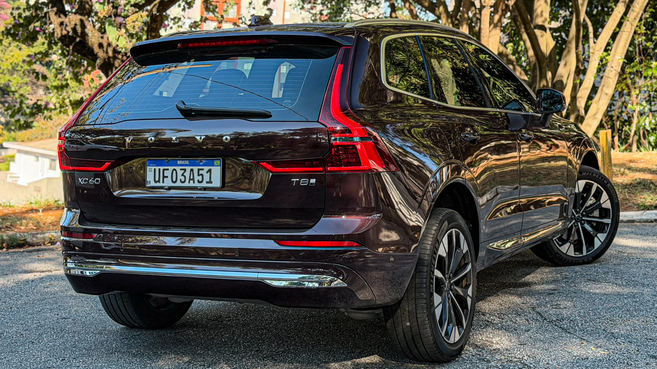 Volvo XC60 Ultra na cor Mulberry Red estático no asflato para teste e avaliação