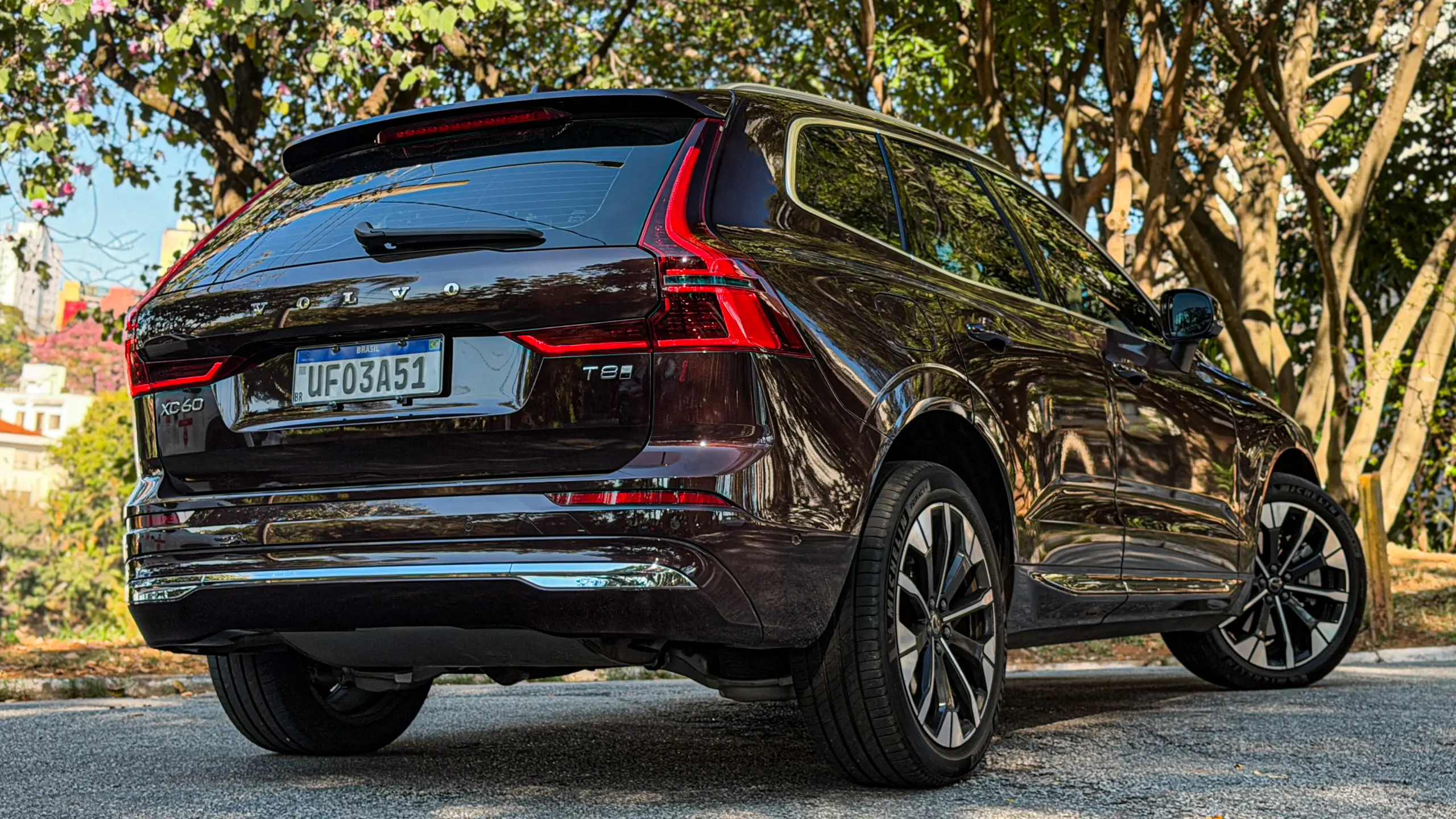 Volvo XC60 Ultra na cor Mulberry Red estático no asflato para teste e avaliação