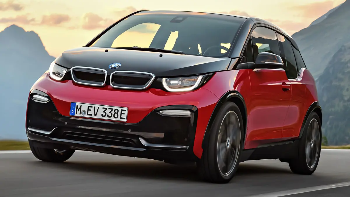 BMW i3 vermelho e preto de frente na estrada foi um carro construído com materiais inovadores