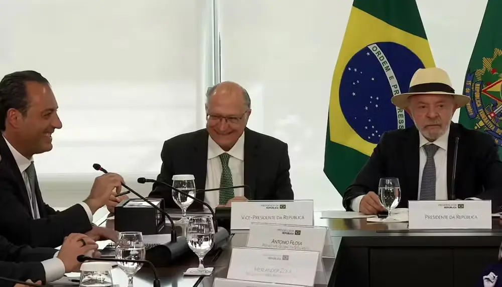 Antonio Filosa, CEO da Stellantis, com Lula