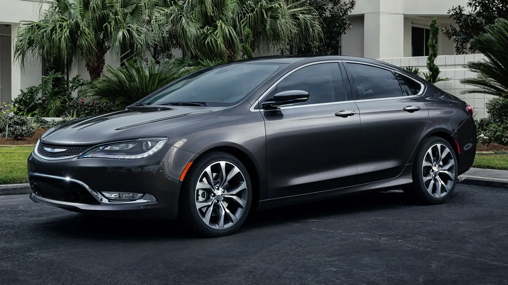 Chrysler 200 cinza parado de lateral