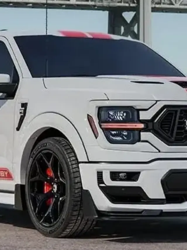 Shelby Super Snake Sport branca com faixas vermelhas parada de dianteira
