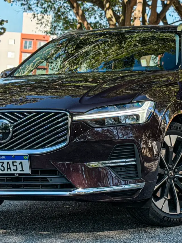 Volvo XC60 Ultra na cor Mulberry Red estático no asflato para teste e avaliação