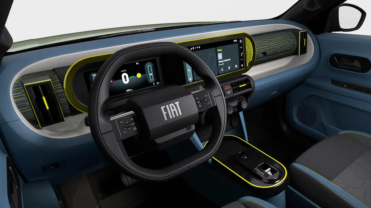 interior com telas ligadas do Fiat Grande Panda elétrico