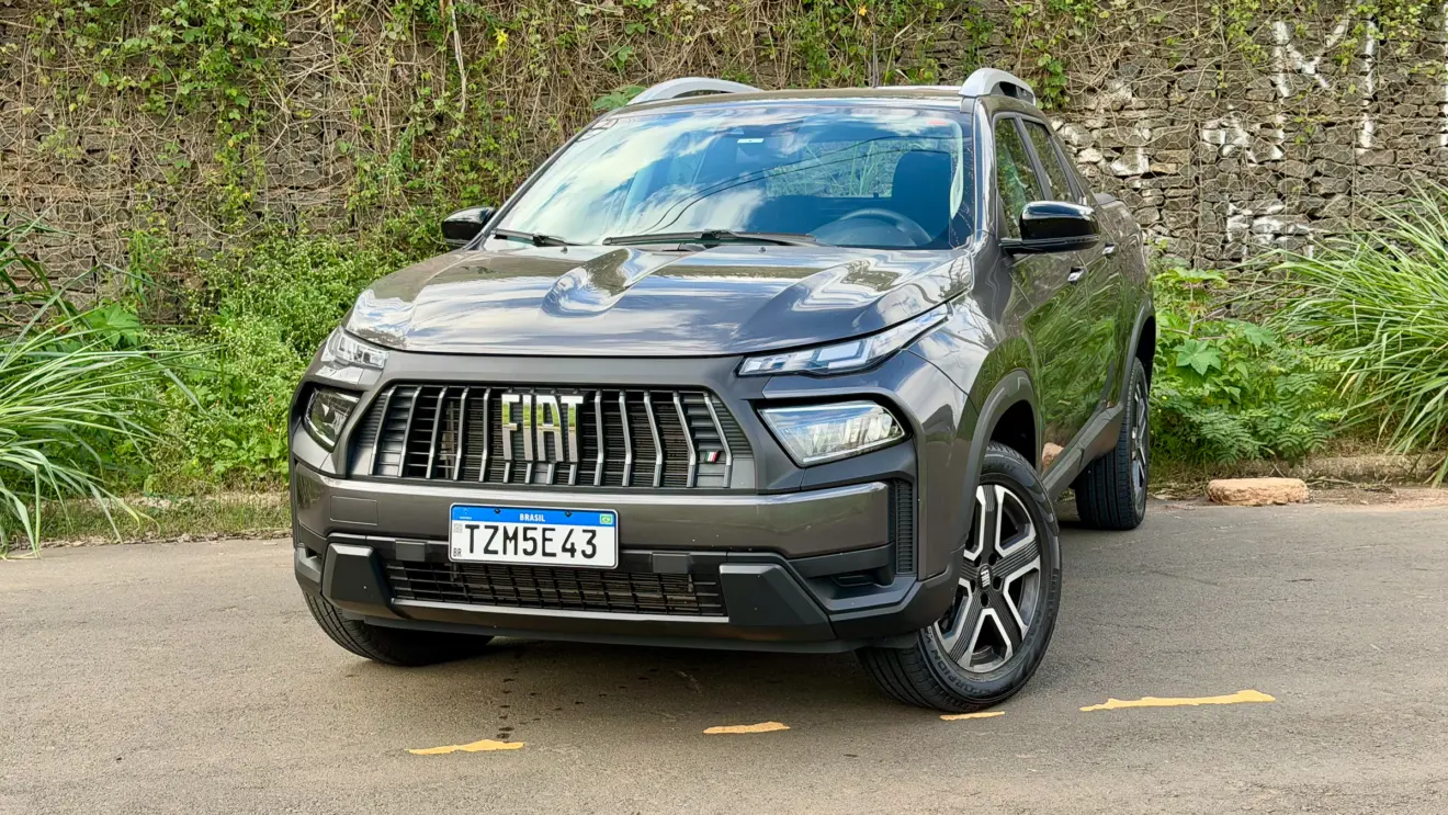 Fiat Toro Freedom cinza de frente em um matagal