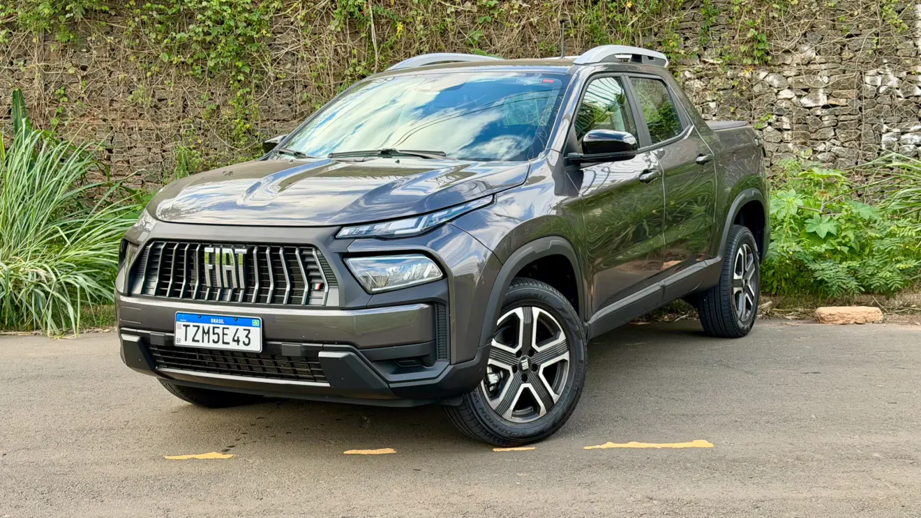 Fiat Toro Freedom cinza de frente em um matagal