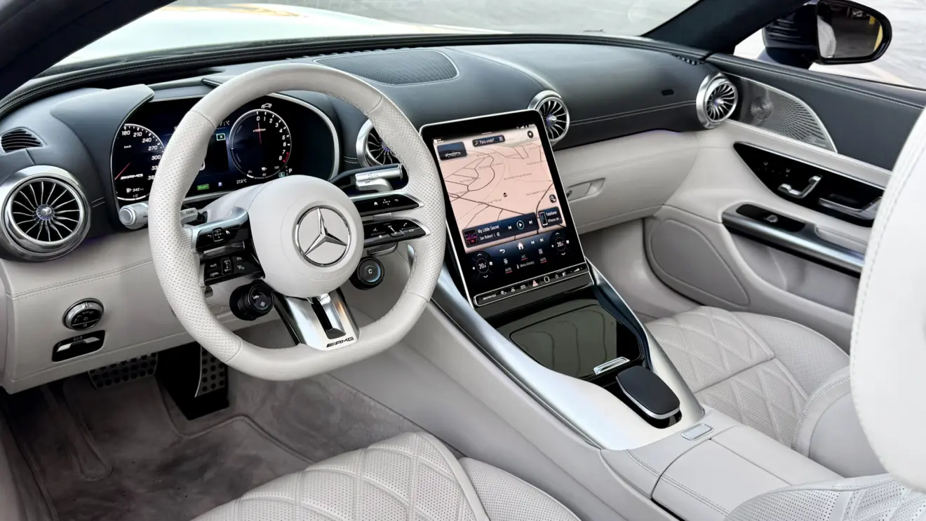 cabine Mercedes-Benz SL 63 AMG [Auto+ / João Brigato]