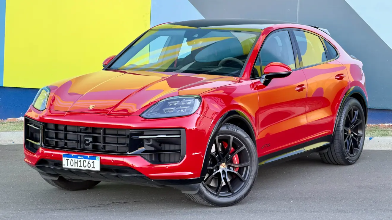 vermelho de frente Porsche Cayenne GTS Coupé [Auto+ / João Brigato]