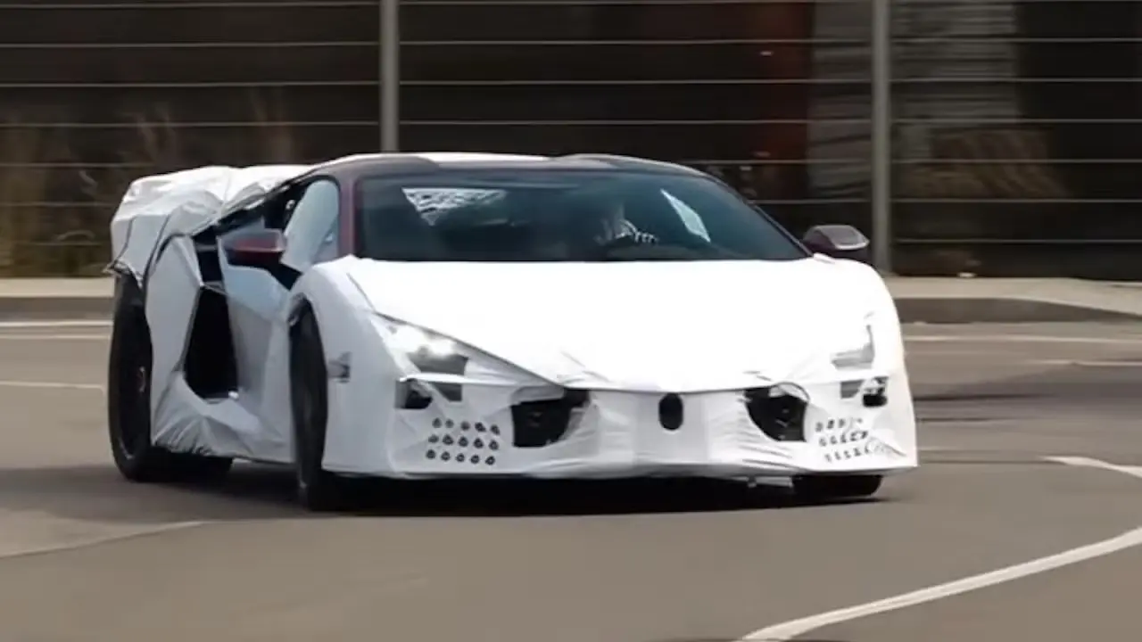 Lamborghini Revuelto SV totalmente camuflada na Itália
