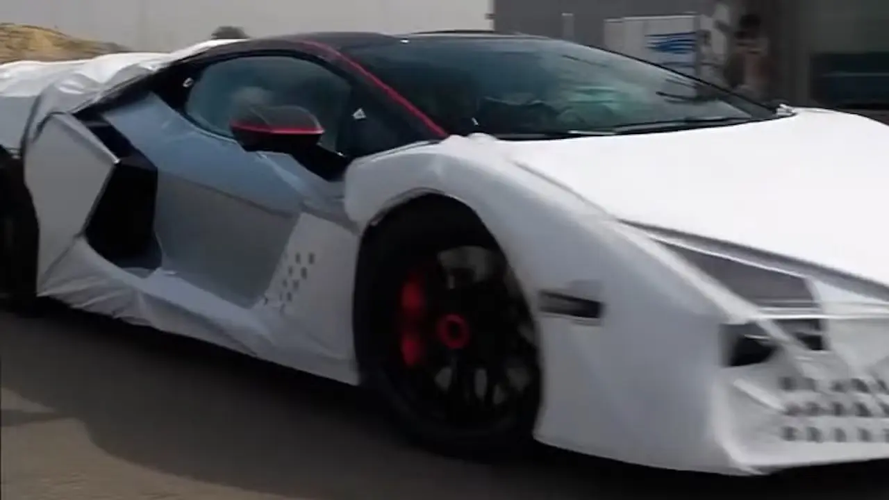 Lamborghini Revuelto SV totalmente camuflada na Itália