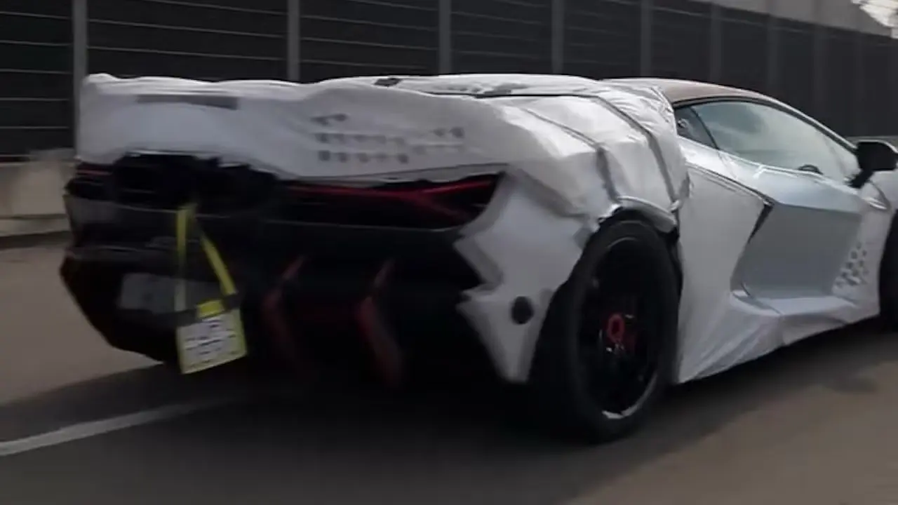 Lamborghini Revuelto SV totalmente camuflada na Itália