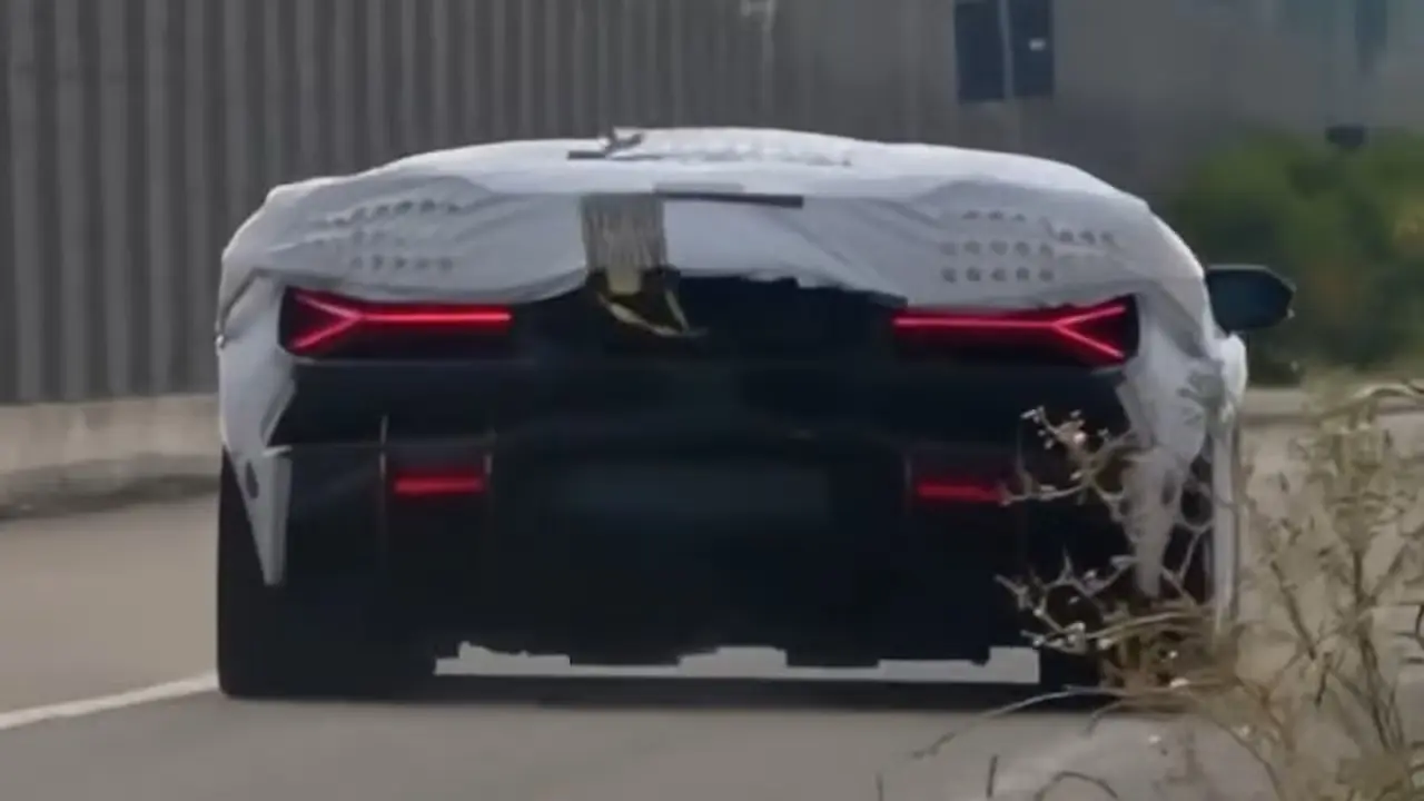 Lamborghini Revuelto SV totalmente camuflada na Itália