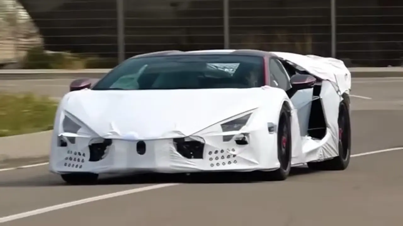 Lamborghini Revuelto SV totalmente camuflada na Itália