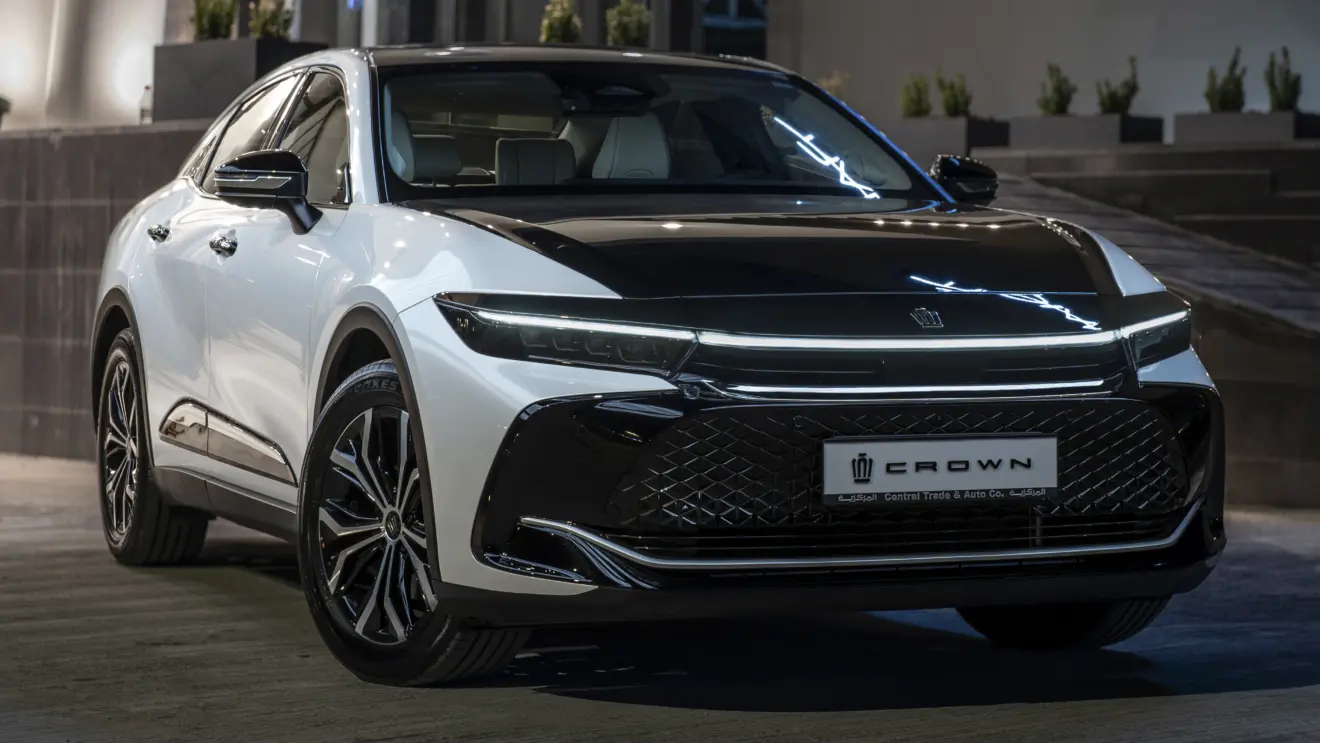 Toyota Crown branco de frente