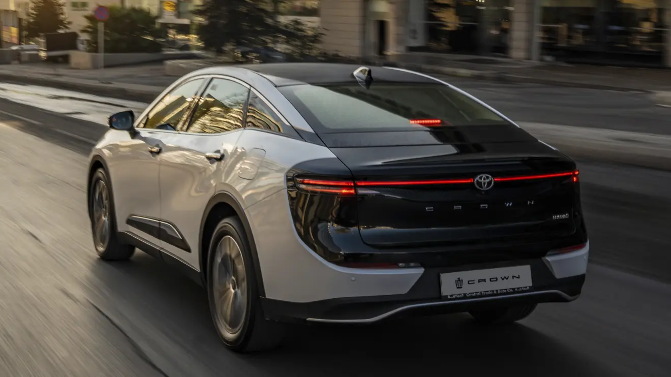 Toyota Crown [divulgação]  branco de traseira 