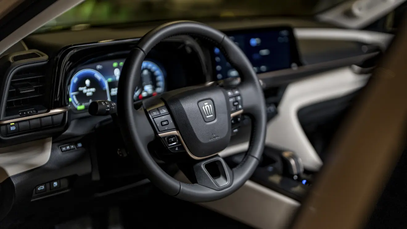 interior Toyota Crown [divulgação] cobre de lado