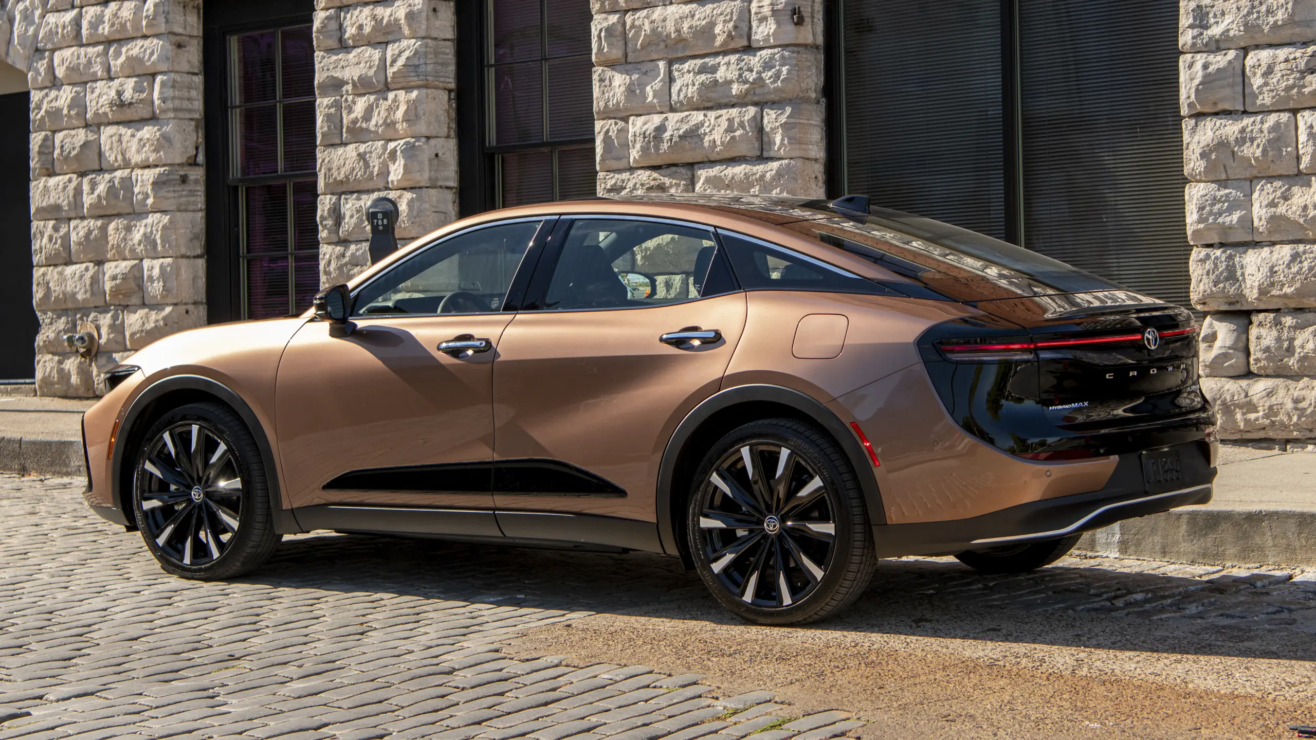 Toyota Crown: o polêmico sedã que pensa que é um SUV