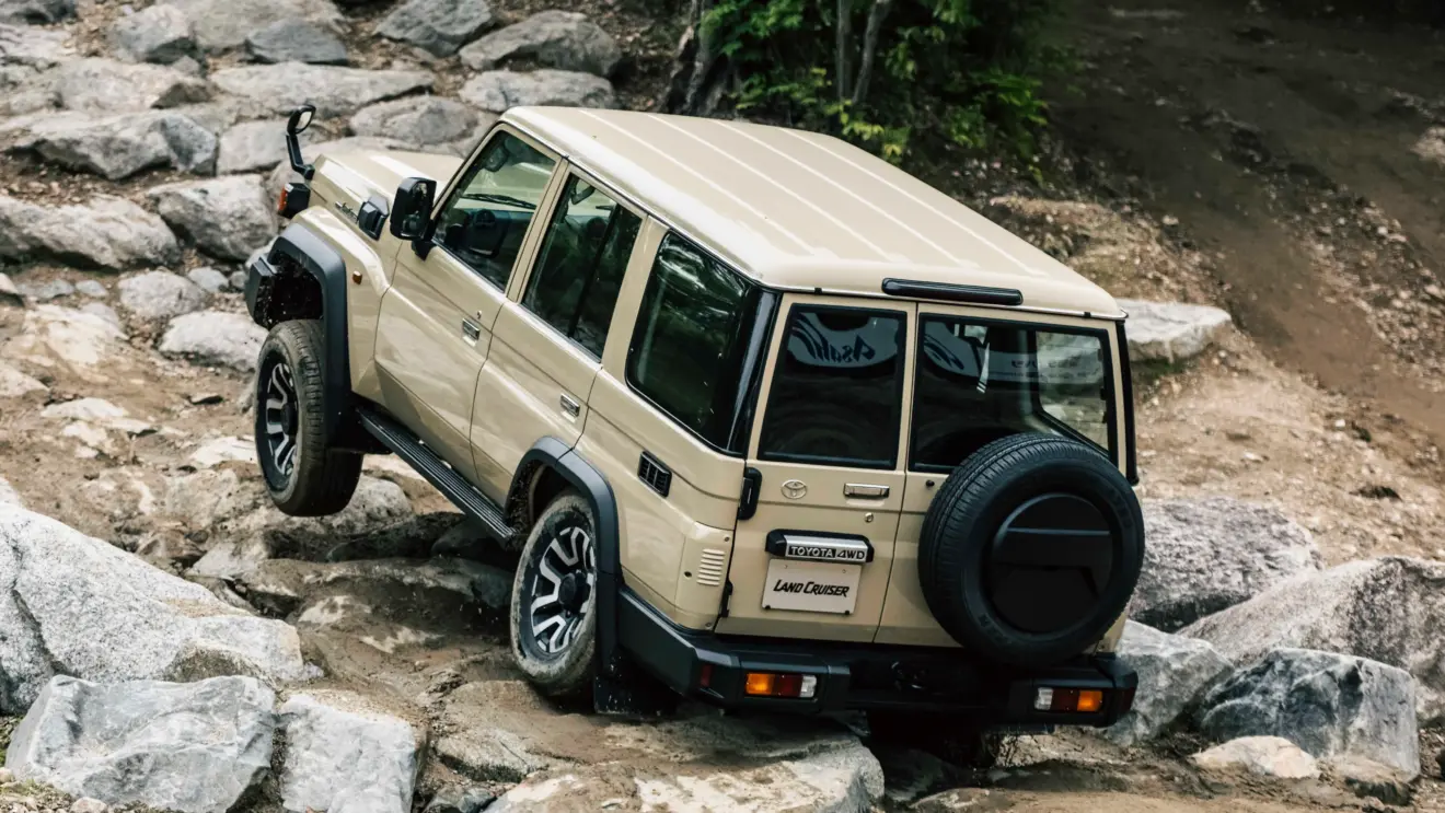 Toyota Land Cruiser 70 bege de traseira