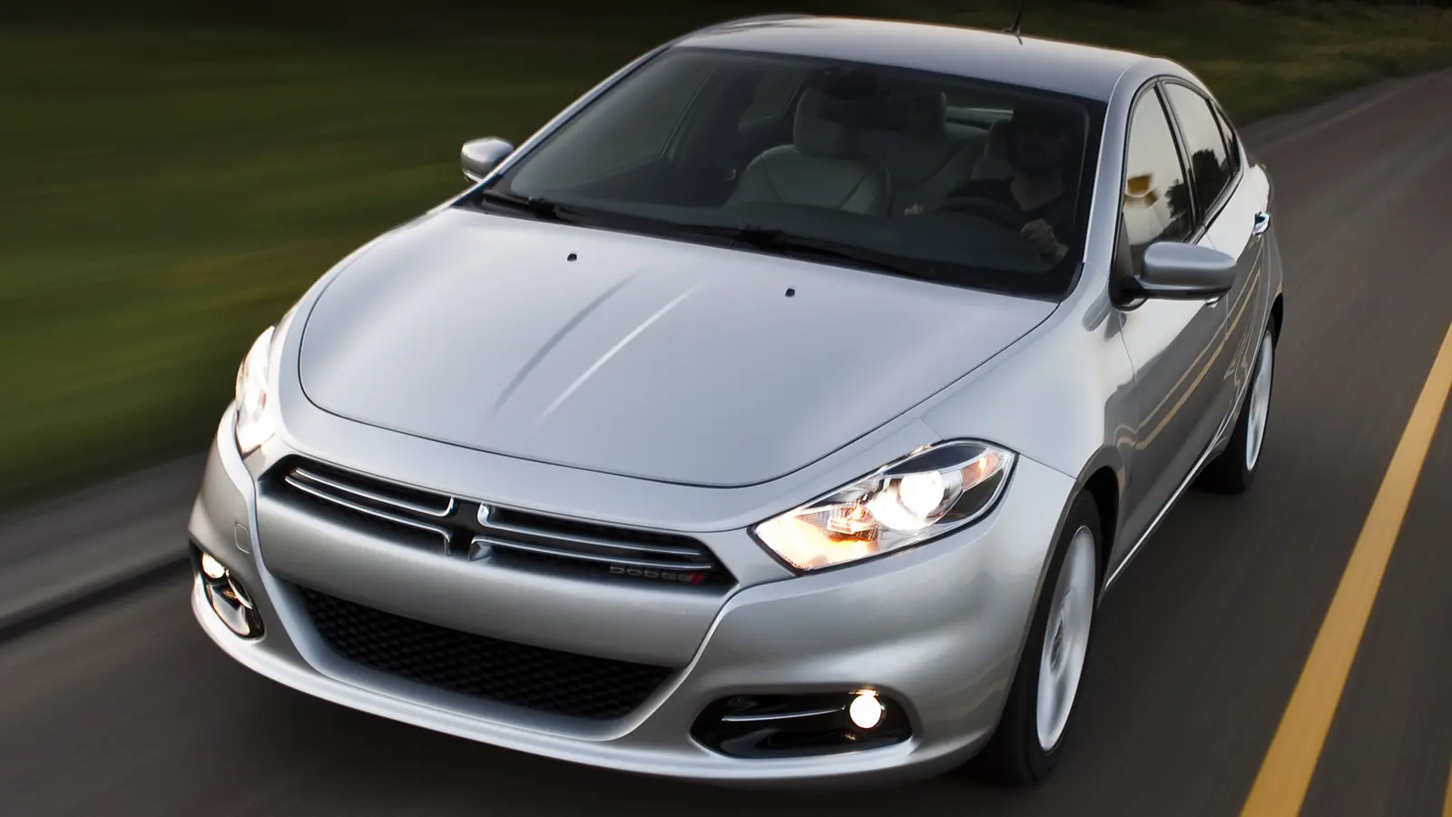Dodge Dart prata em movimento na estrada e visto do alto 