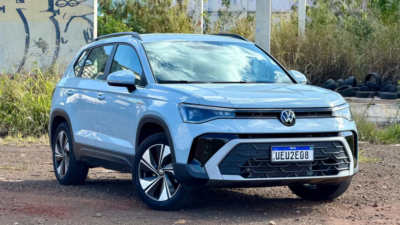 Volkswagen Taos Comfortline azul de frente entrou em promoção