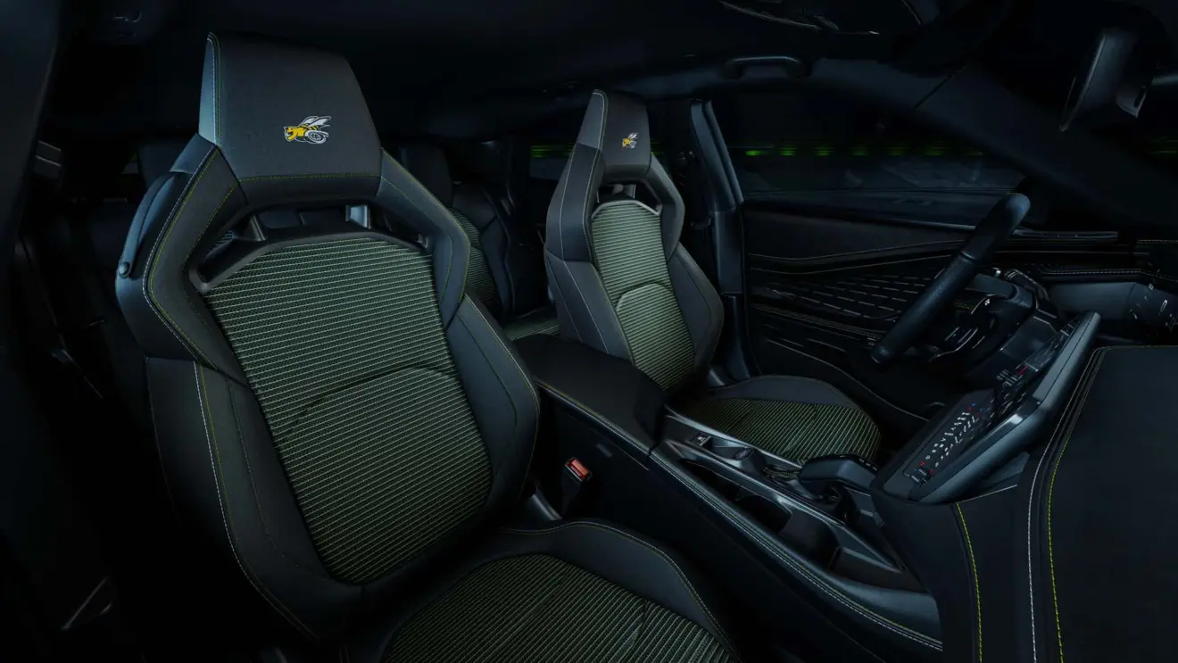 Dodge Charger Super Bee amarelo na linha 2027 interior