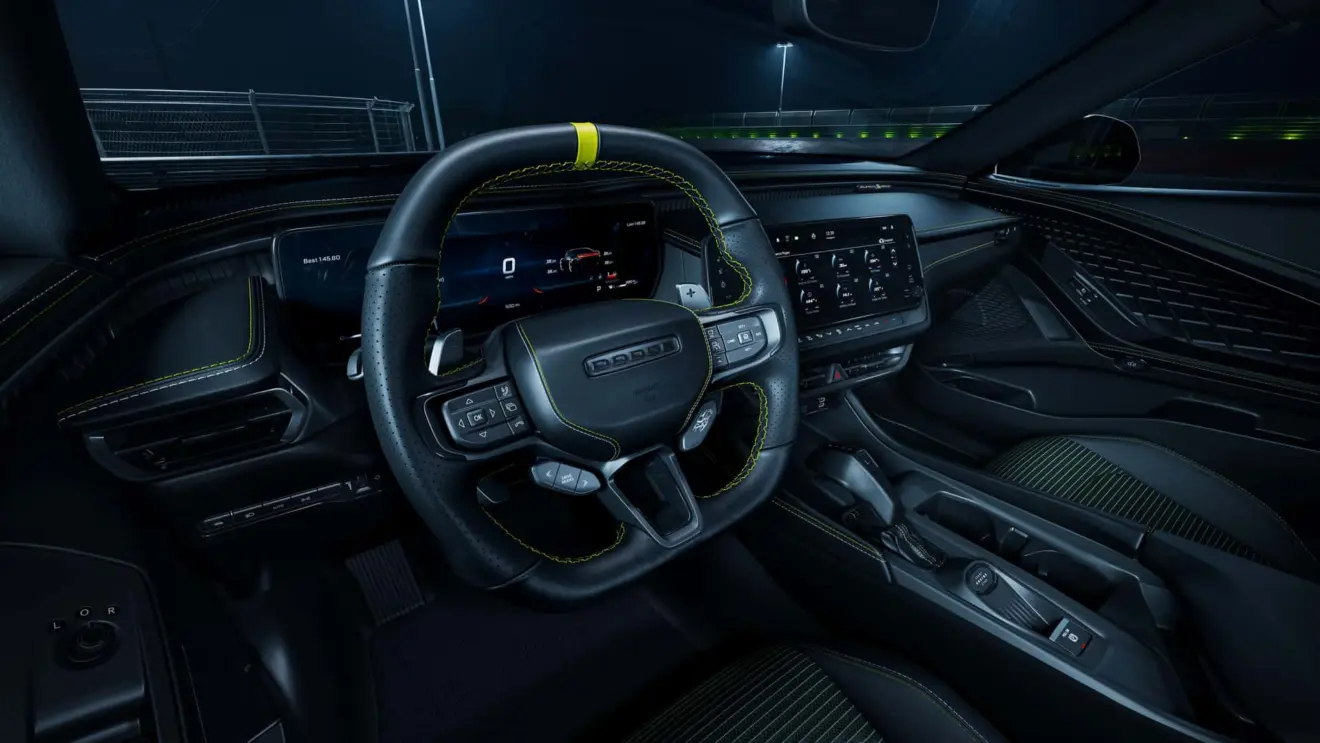 Dodge Charger Super Bee amarelo na linha 2027 interior