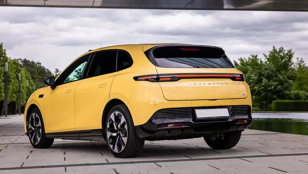 Leapmotor B05 amarelo de traseira porsche