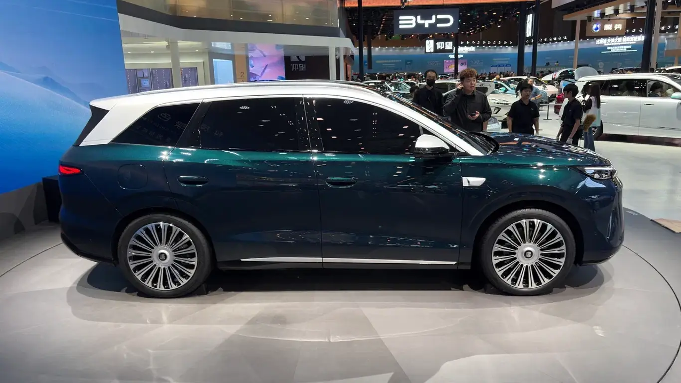 BYD Tan muda completamente e estreia nova geração na China