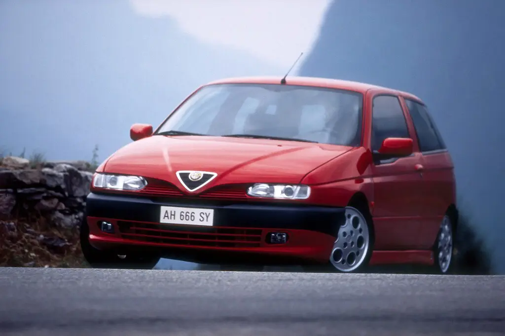 Carros: Alfa Romeo 145 Quadrifoglio vermelha parado de frente