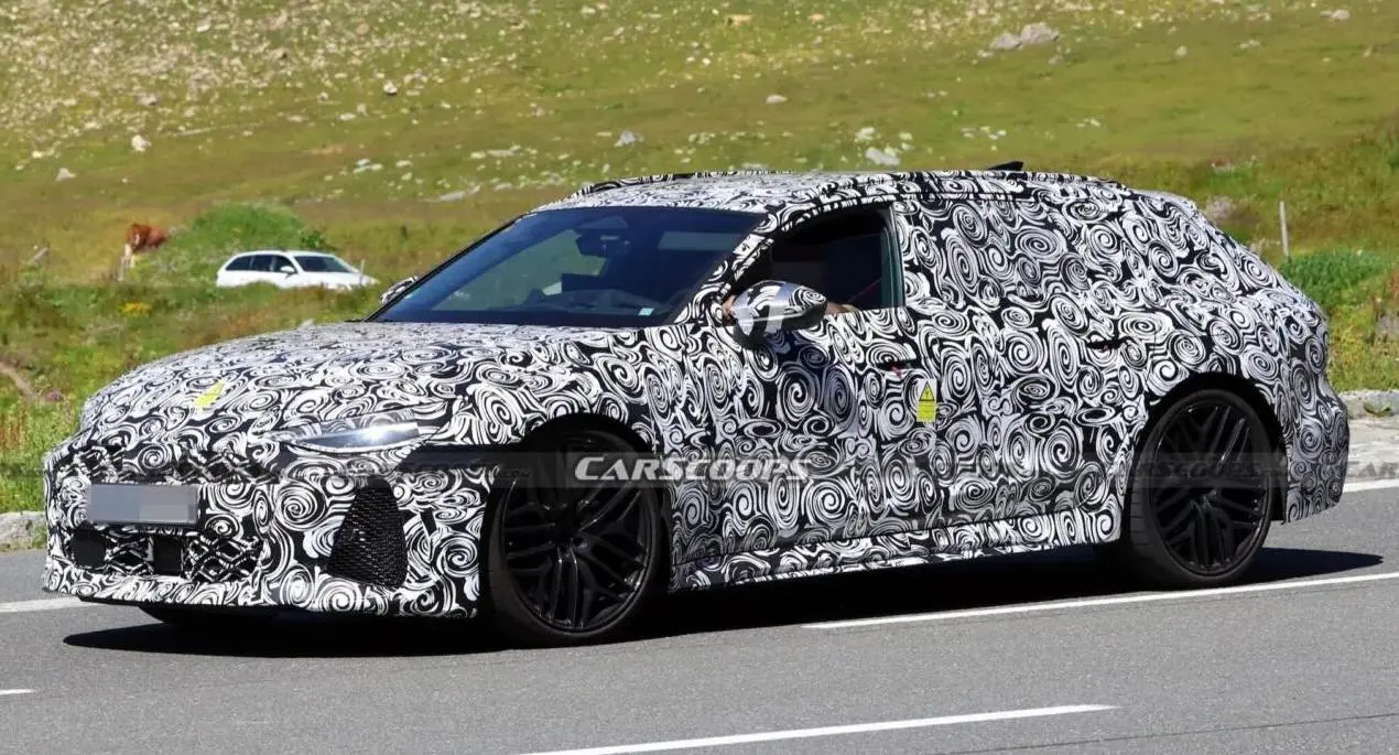 nova superperua Audi RS6 Avant camuflada andando na estrada 