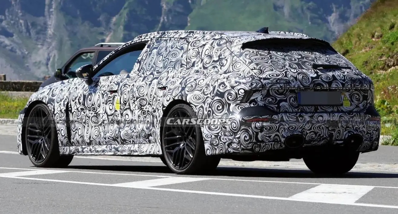 Audi RS6 Avant camuflada de traseira na estrada 