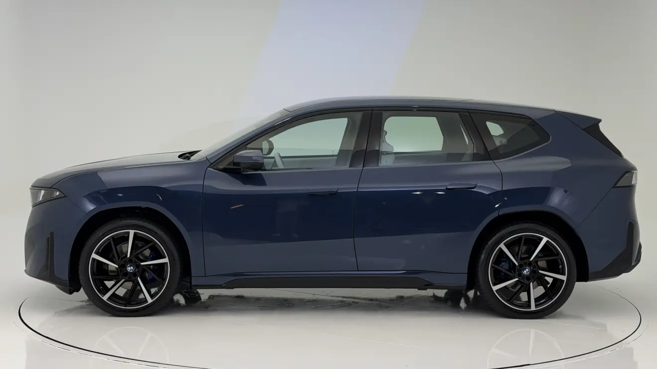 BMW iX3 azul estático com fundo branco