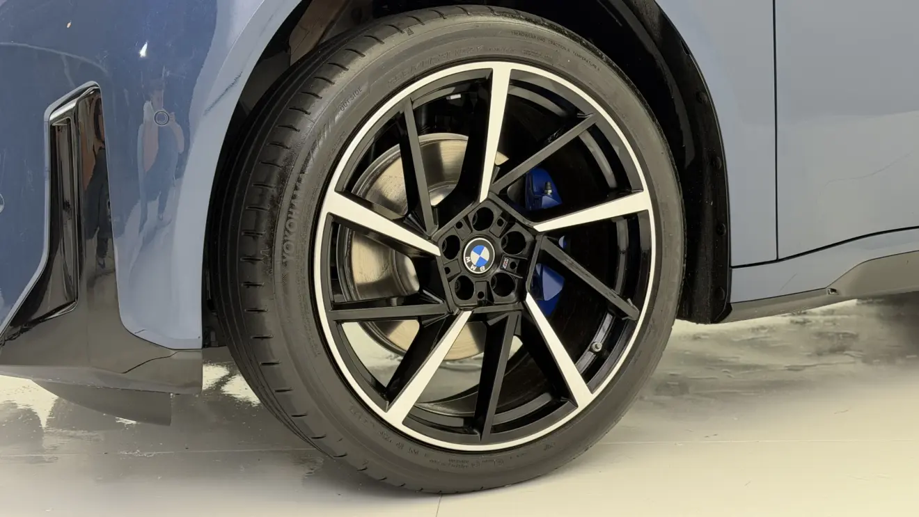 BMW iX3 azul estático com fundo branco