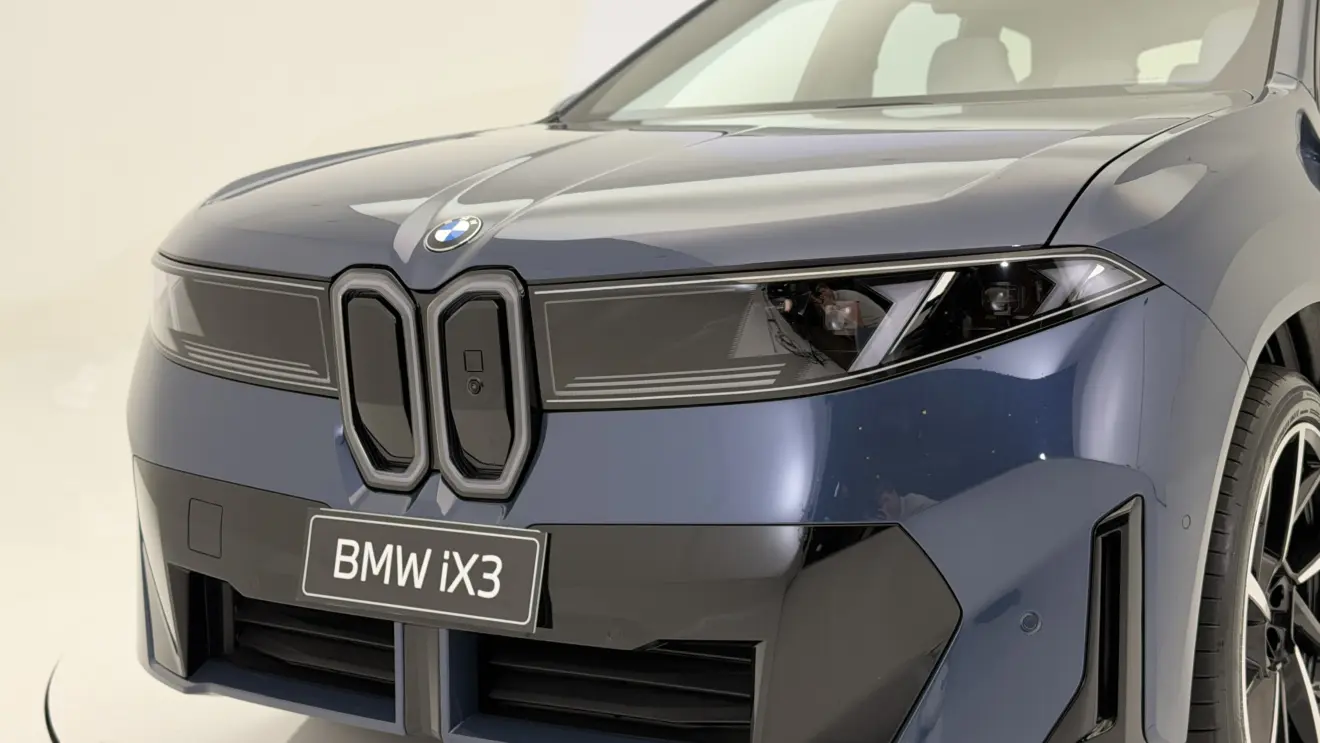 BMW iX3 azul estático com fundo branco