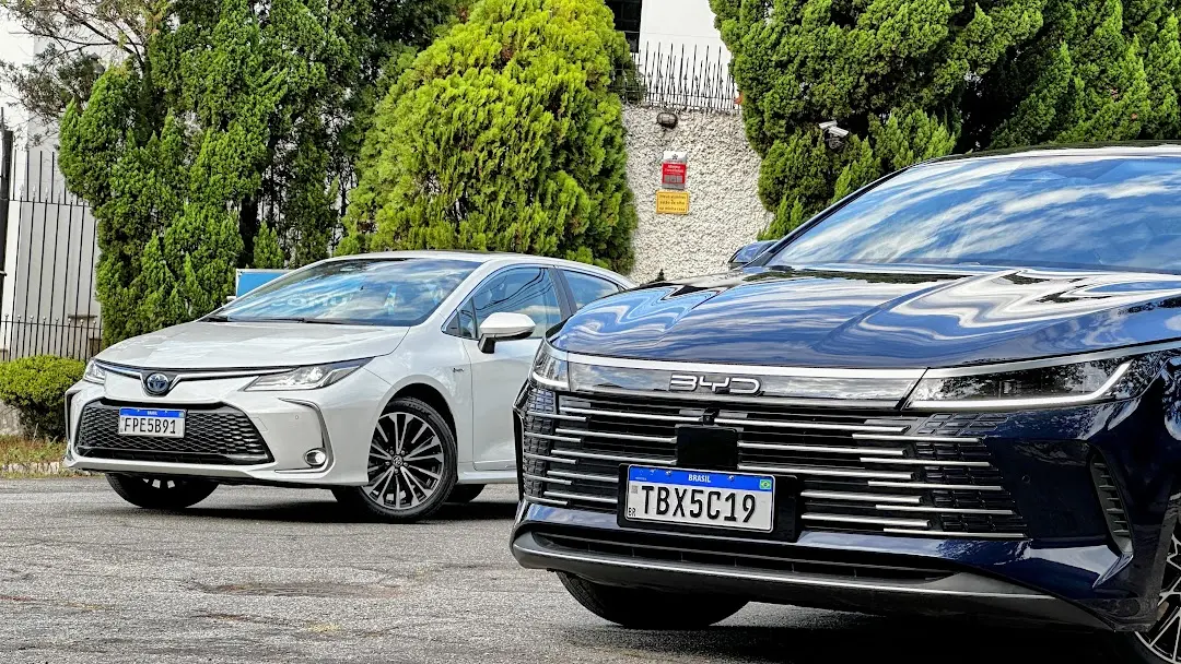 Toyota Corolla Altis Premium branco e BYD King GS Azul de frente