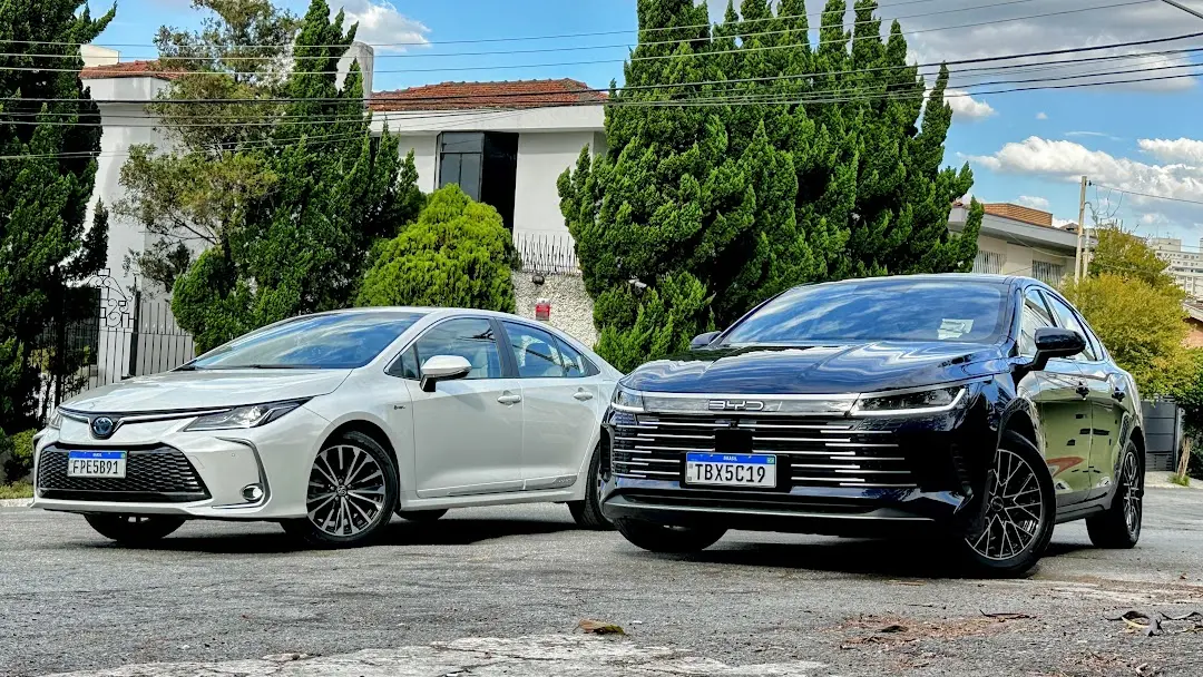 Toyota Corolla Altis Premium branco e BYD King GS Azul de frente