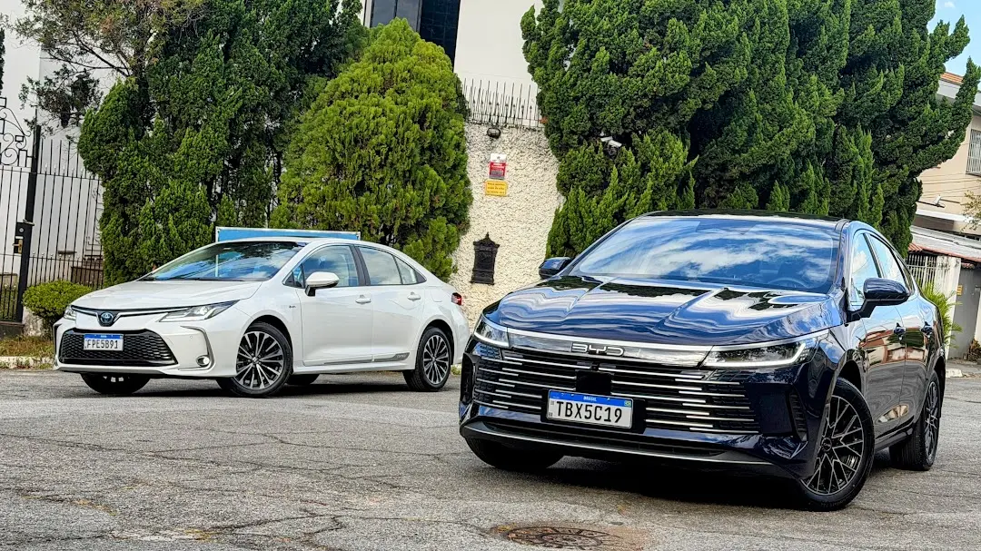 Toyota Corolla Altis Premium branco e BYD King GS Azul de frente