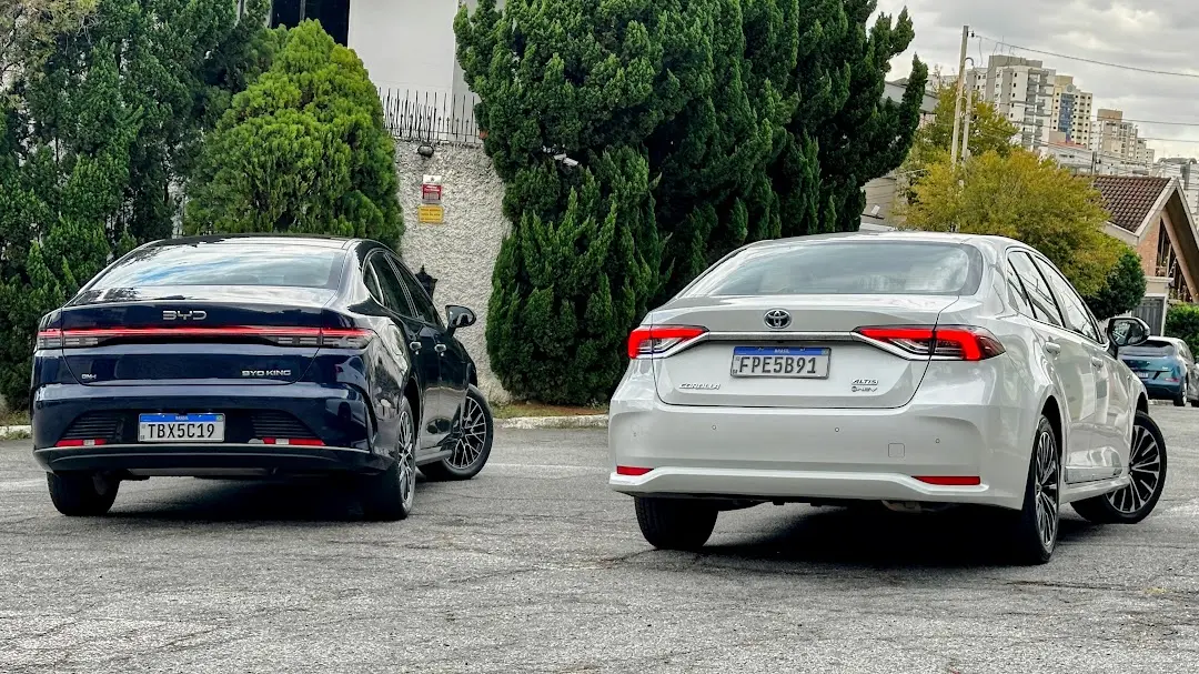 BYD King GS azul e Toyota Corolla Altis Premium branco parados de traseira