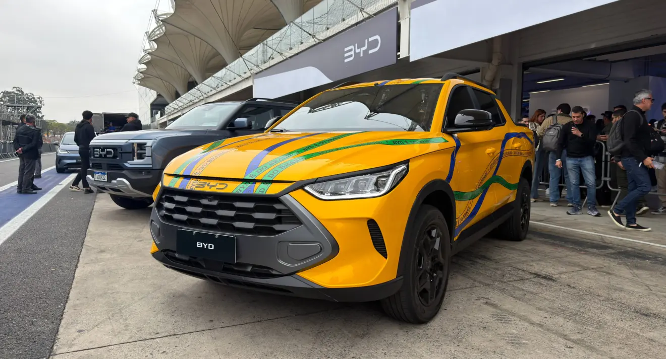 BYD Mako amarela de frente