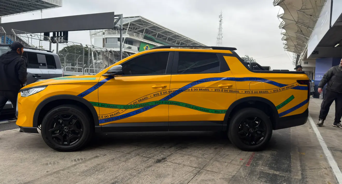 BYD Mako amarela de lado