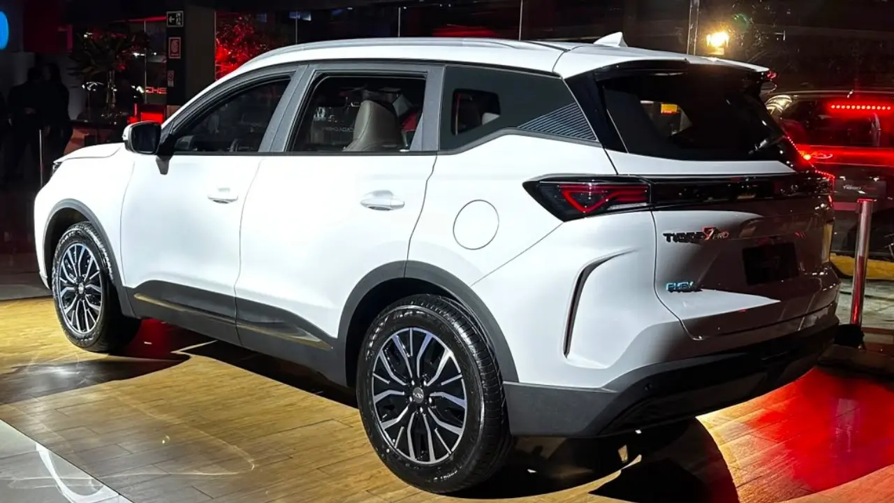 Caoa Chery Tiggo 7 PHEV branco estático