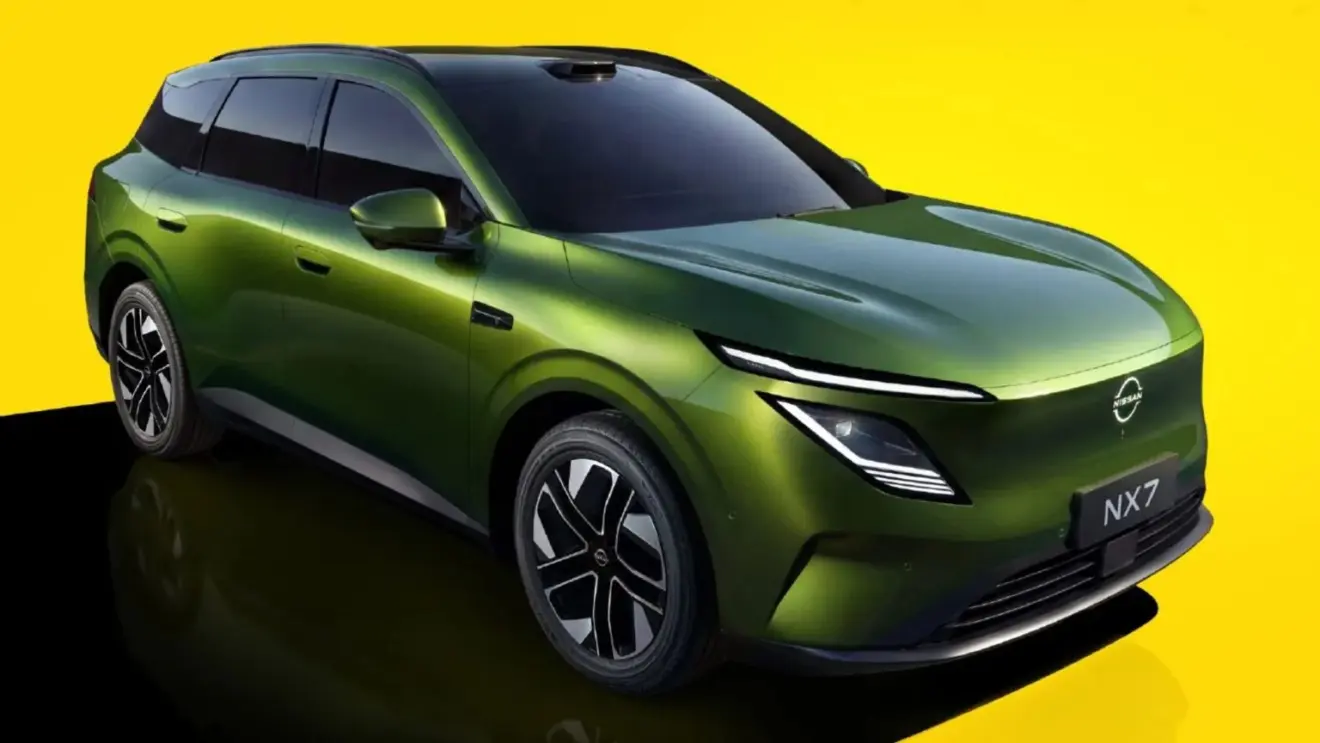 Dongfeng Nissan NX7 verde parado de frente em fundo amarelo