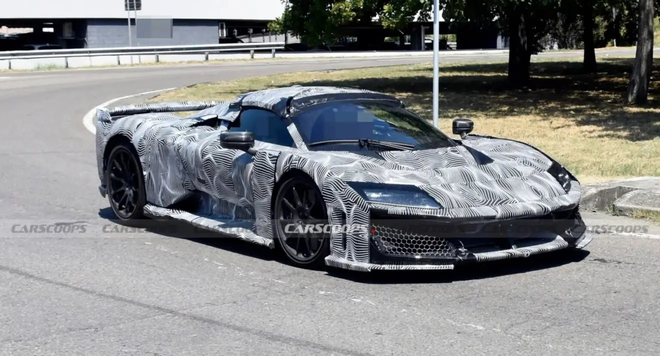 Ferrari F80 Aperta camuflada de frente 
