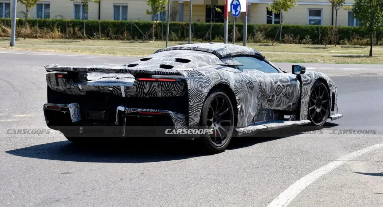 Ferrari F80 Aperta camuflada de traseira