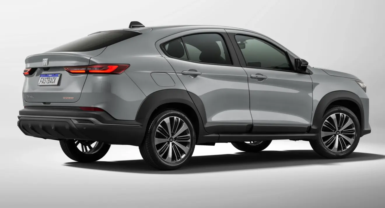 Fiat Fastback Smartdrive cinza parado de traseira com fundo neutro