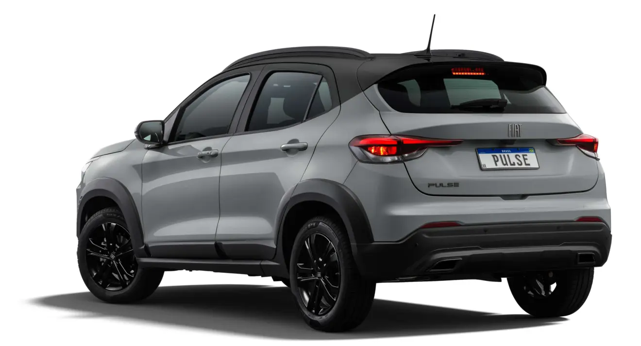 Fiat Pulse BlackMotion cinza parado de traseira em fundo neutro